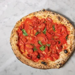 Pizza della settimana: Pizza ai 6 pomodori dei Fratelli Salvo Pizzeria Salvo abbinata a Ereo Vesuvio Rosato DOP Cantine Olivella