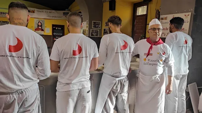 Pizzeria dell’Impossibile - ragazzi e pizzaiolo Gennaro Gattimolo