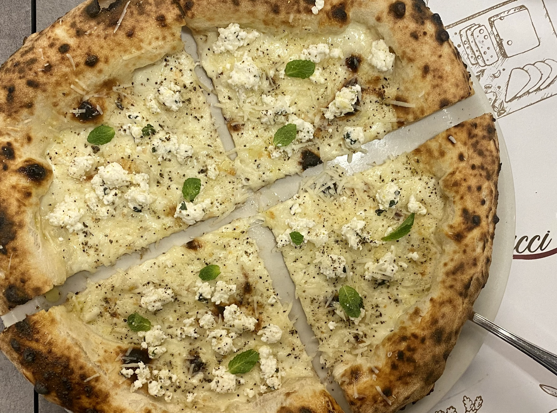 Cacio, Pepe e Sesami: Fiodilatte, scaglie di cacio del Borgo. In uscita: ricotta di pecora aromatizzata con menta e lime e provolone Recco, pecorino romano grattugiato, olio evo mancini, menta fresca