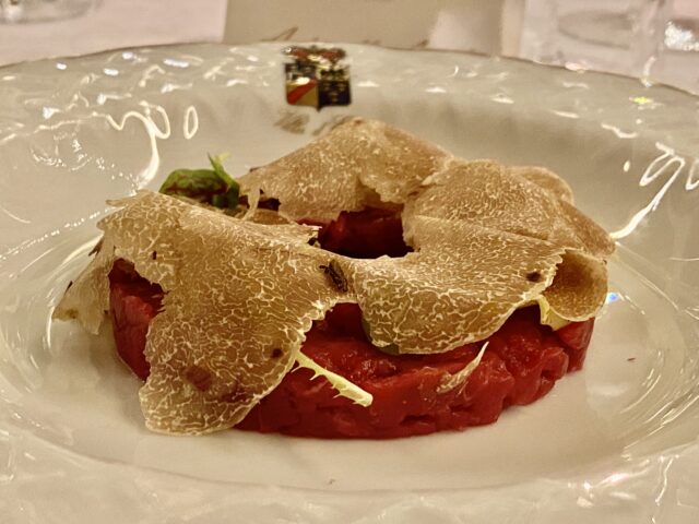 Tartare di fassona, robiola di Roccaverano e tartufo