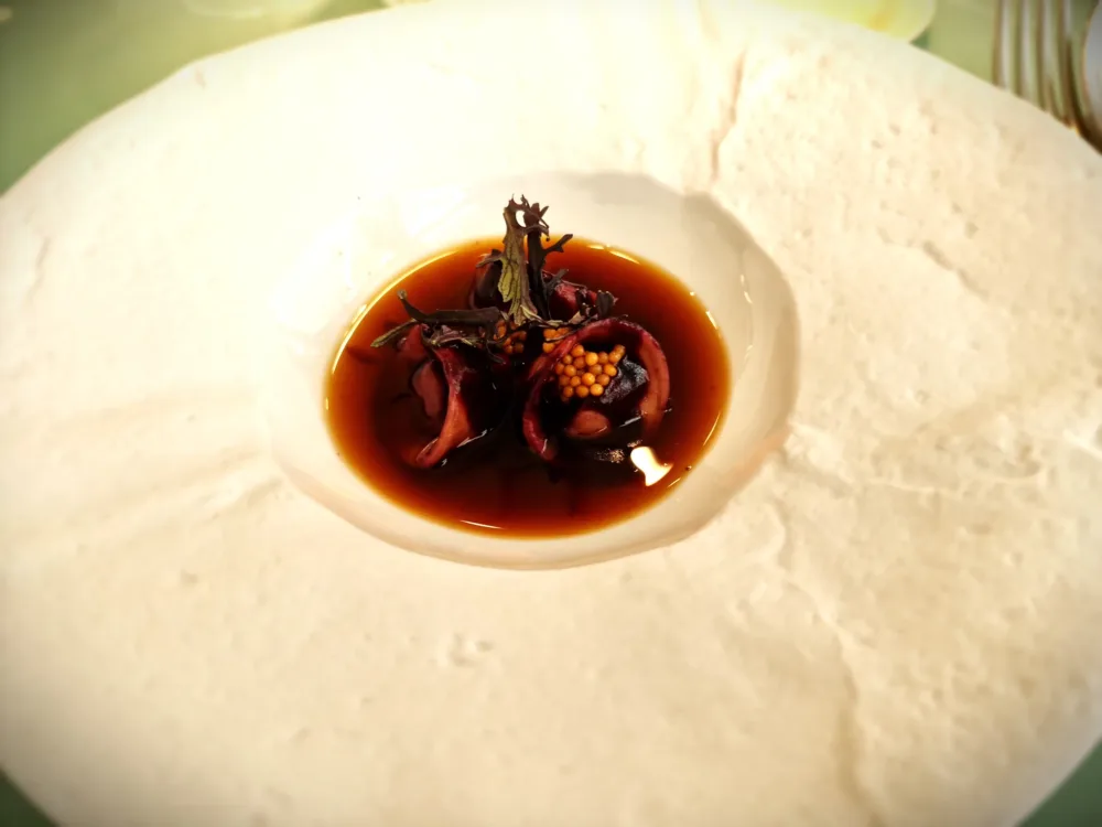 l'acciuga - cappelletti ripieni di genovese di maiale in brodo di cavolo cappuccio bianco, riduzione di cavolo cappuccio viola, senape sott'aceto