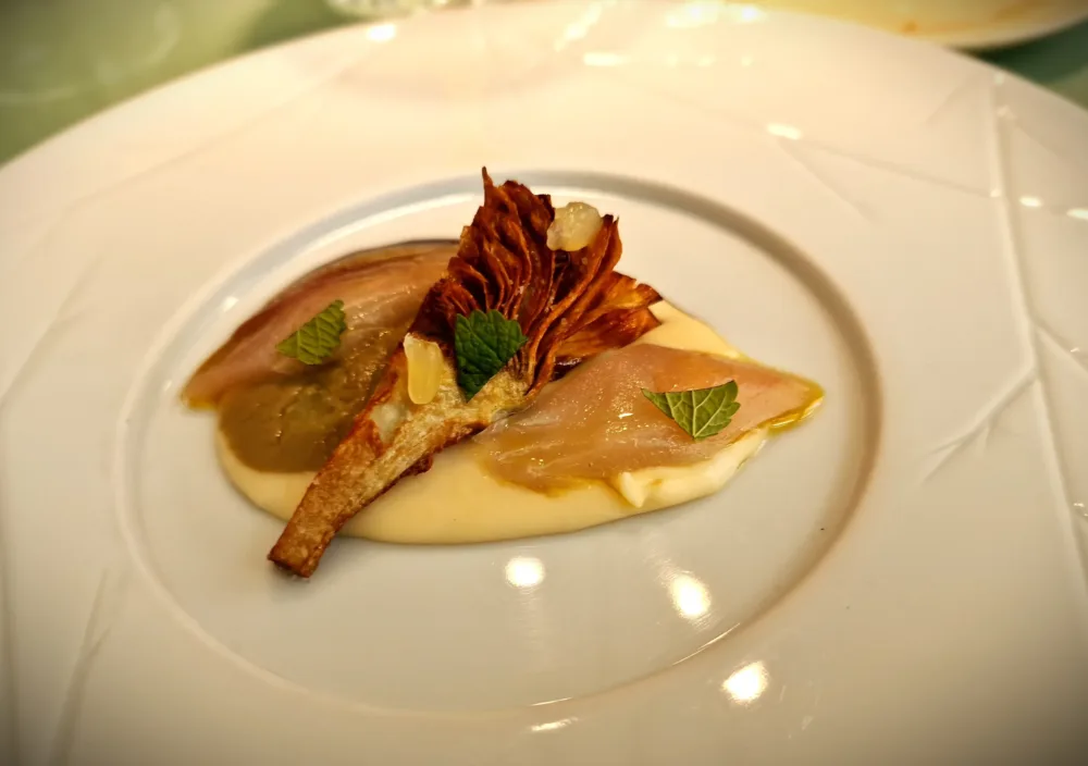 l'acciuga - carciofi, riduzione al cynar, sgombro marinato su crema di fagioli zolfini, erbe