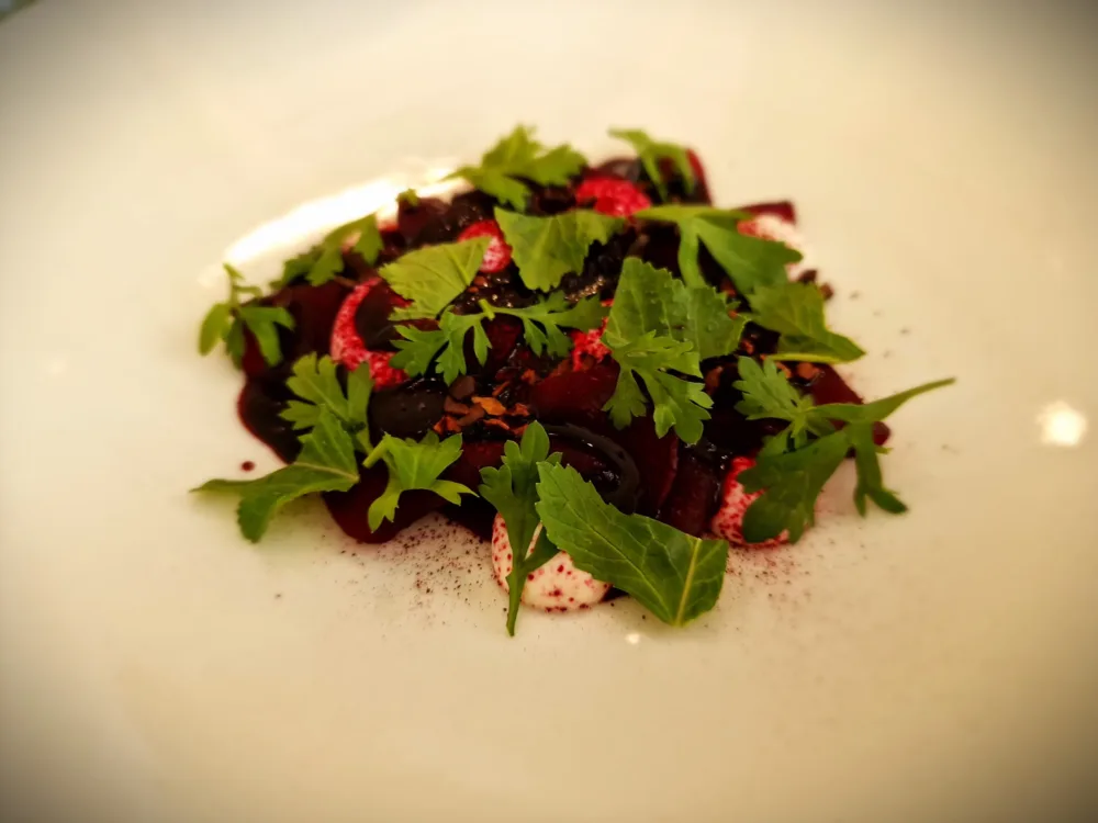 l'acciuga - carpaccio di barbabietola, crema di pinoli, riduzione di barbabietola affumicata, gruè di cacao, erbe senapate