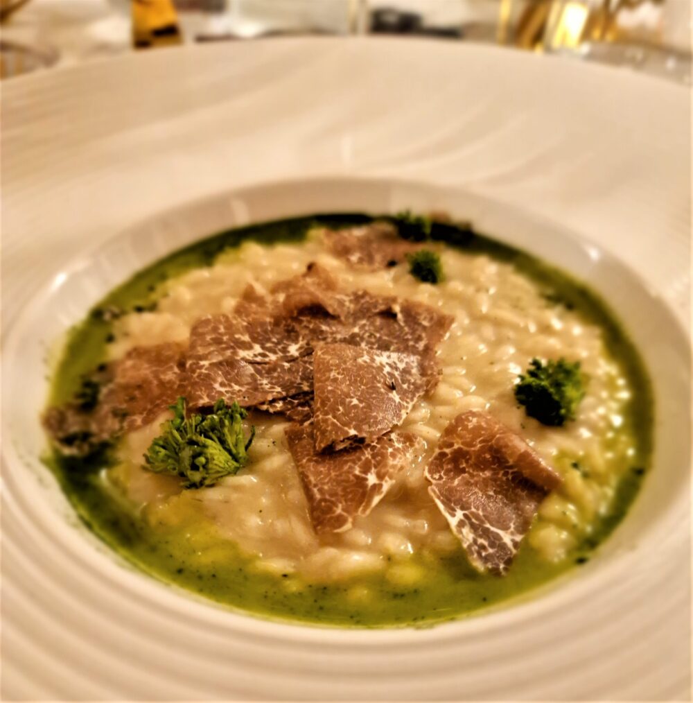 risotto mantecato al burro d'acciughe, salsa di broccoli e tartufo bianco