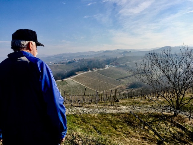 Flavio Roddolo con lo sguardo rivolto alla collina Ravera