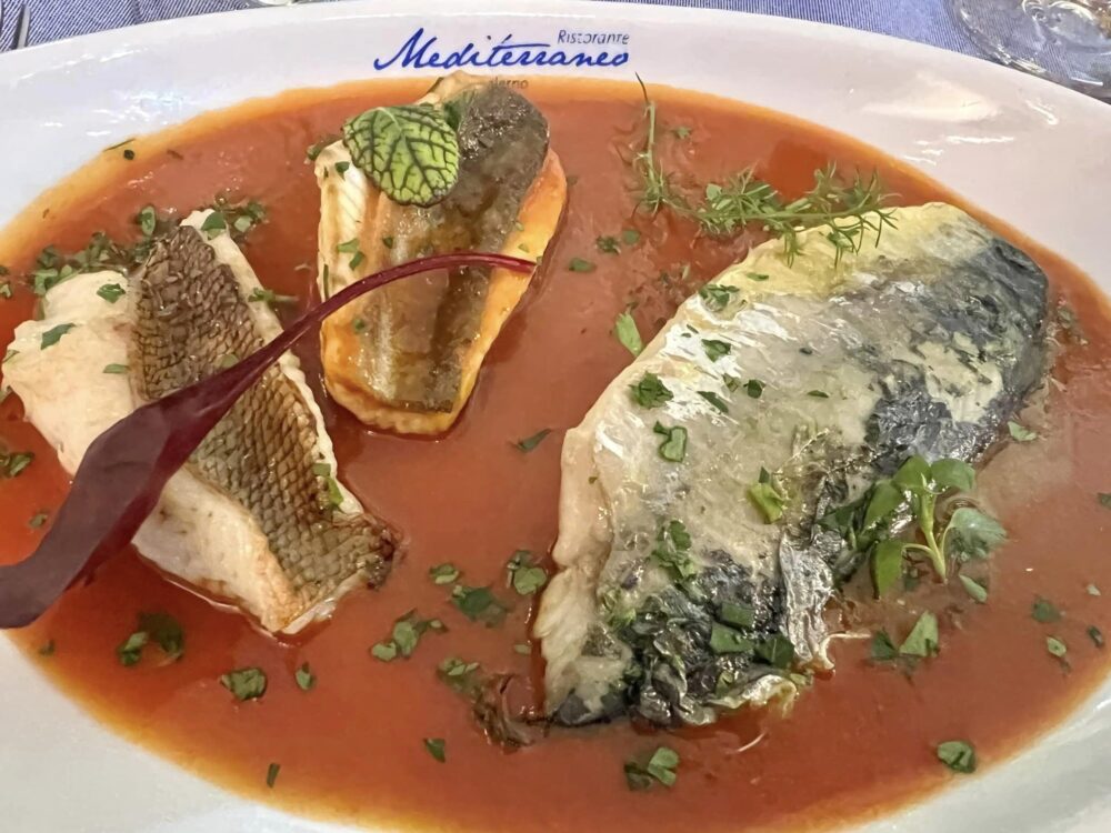 Ristorante Mediterraneo Zuppetta si mare con sgombro, scorfano e lucerna