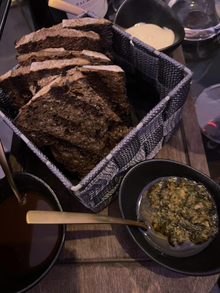 Favilla - Il pane di. Valentino Tafuri con le salse chimimurri, maionese affumicata e salsa bbq