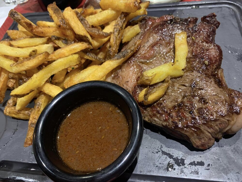 Le Beef Steakhouse a Parigi, entrecote con patate fritte