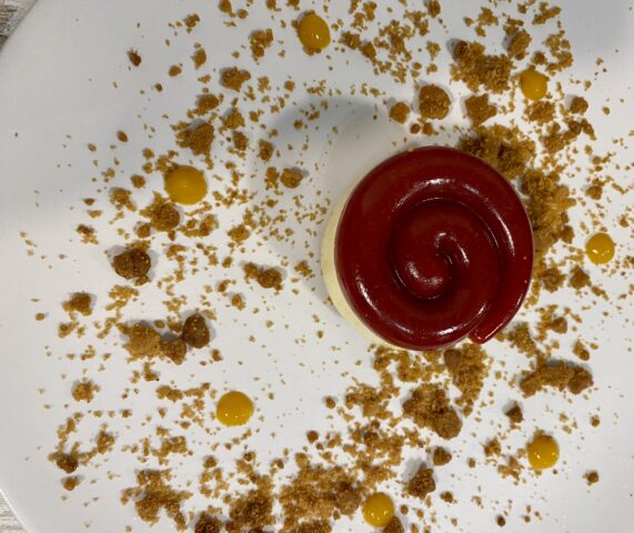 DOLCE-BUFALA-–-Mousse-di-yogurt-di-bufala-crumble-al-caramello-gelee-al-mango