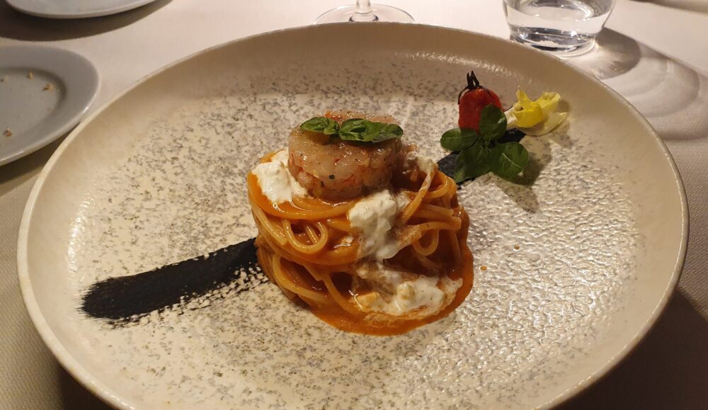 Da Lorenzo - Spaghetto tiepido con crudaiola di datterino, gocce di burrata e tartare di gambero