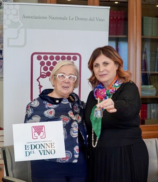 Donatella Cinelli Colombini passa il campanellino alla nuova presidente Daniela Mastroberardino @photoanastasiaflorea