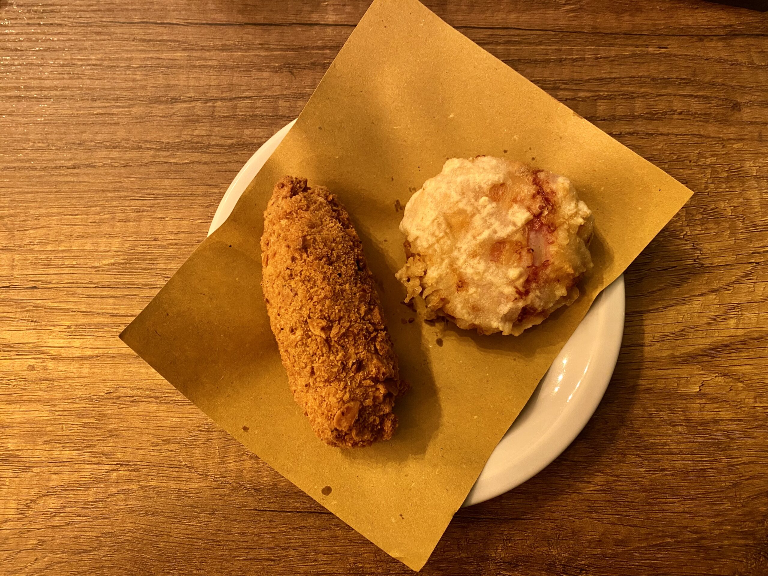 Frittatina-Giglio-Pasta-mista-fior-di-latte-besciamella-pepe-nero-crema-di-fagioli-22Dente-di-Morto22-di-Acerra-PSF-pancetta.-Croccarallo-Crocche-di-patate-impanato-nel-tarallo-sugna-e-pepe