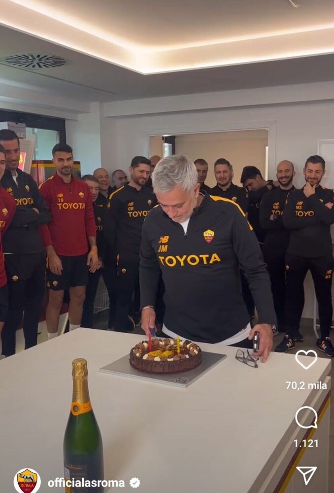 Jose' Mourinho con la torta a Trigoria - foto dal profilo instagram di officialasroma