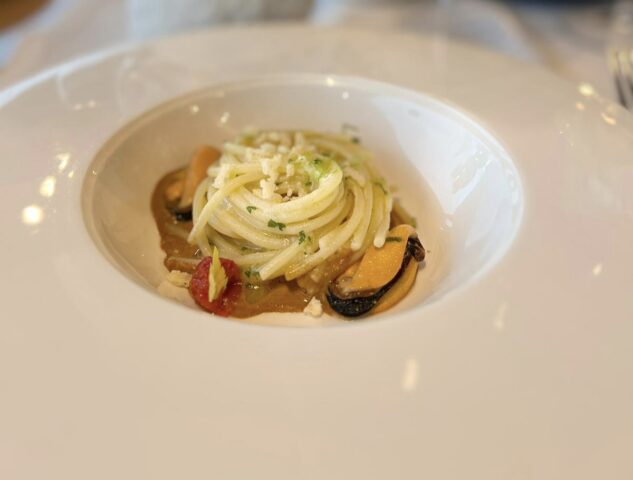 Linguine-AOP-cozze-del-lago-di-Paola-lime-e-pecorino-romano-croccante