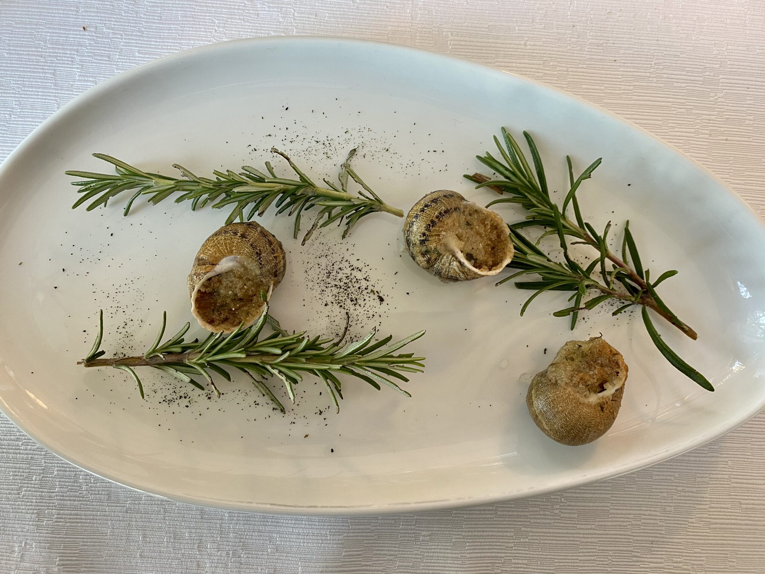 Lumache-al-burro-del-Matese-cotte-al-sale-erbette-e-falanghina