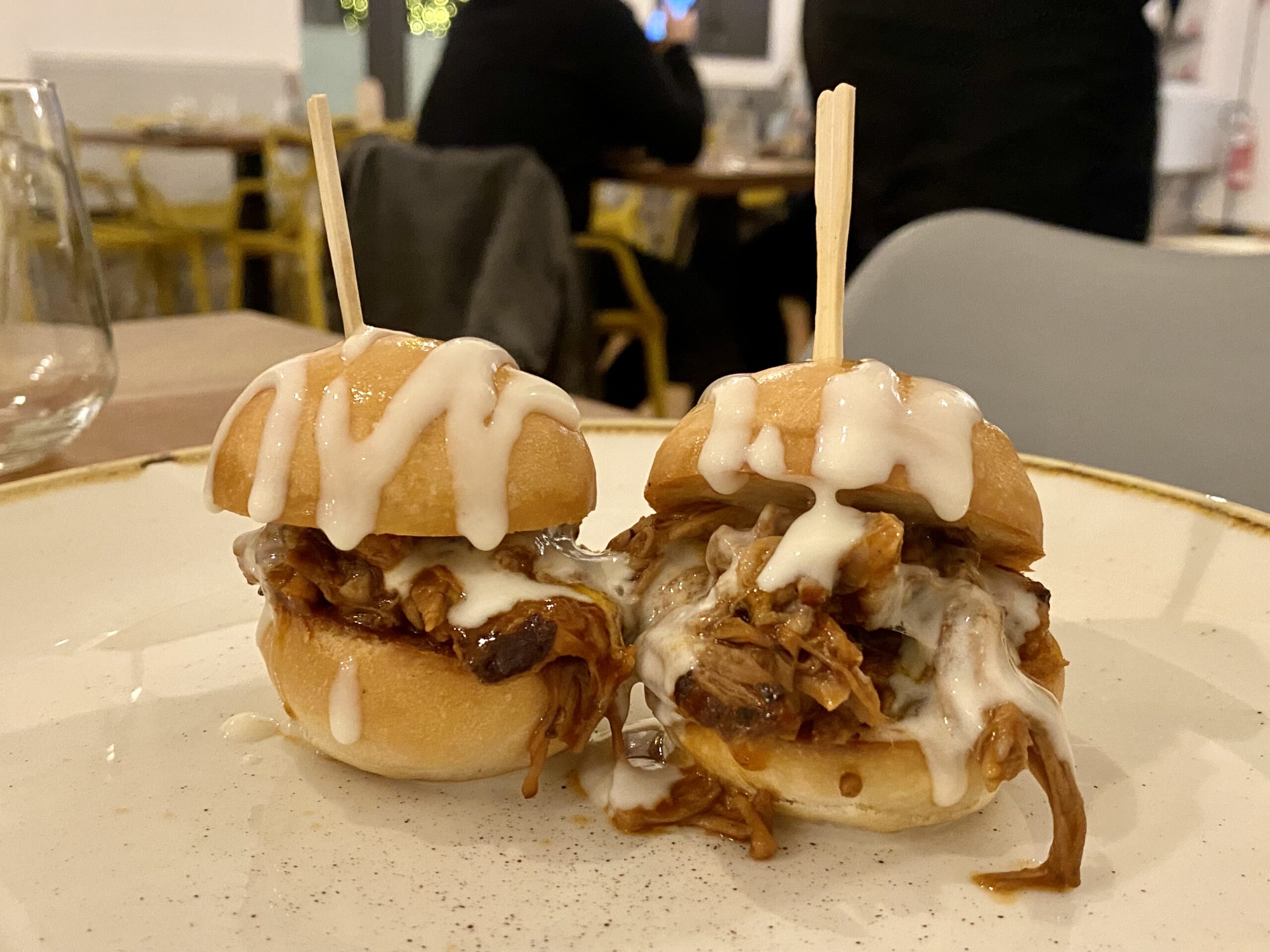 Mini-bun-FACCIAML-con-pulled-pork-artigianale-e-salsa-al-parmigiano