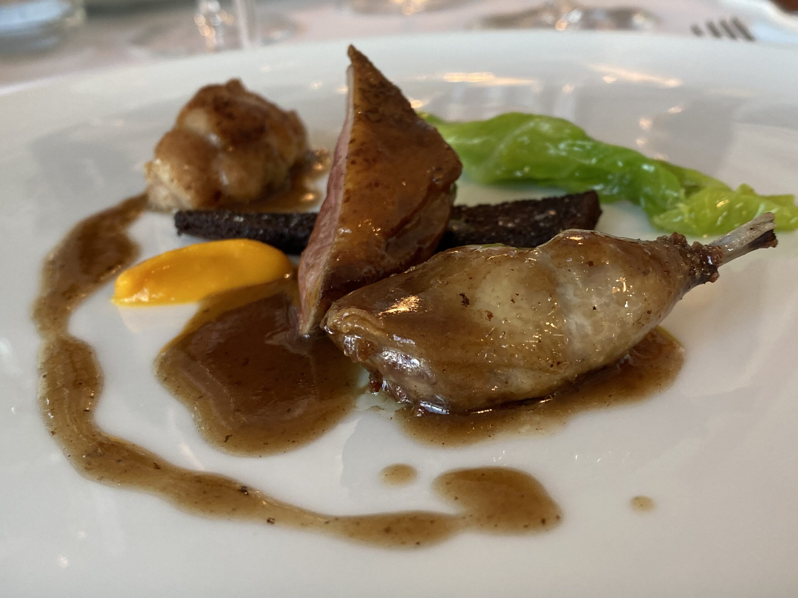 Piccione-cotto-in-foglie-di-alloro-biscotto-al-cioccolato-cavolo-zucca-alla-vaniglia-e-animelle