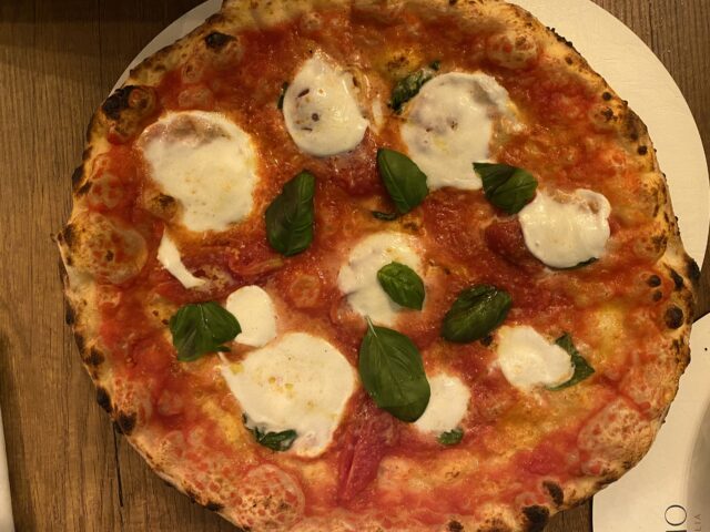 Pizza-Margherita-20-Pomodoro-pelato-italiano-Mozzarella-di-Bufala-Filetti-di-pomodoro-San-Marzano-Grana-Padano-Basilico-olio-EVO