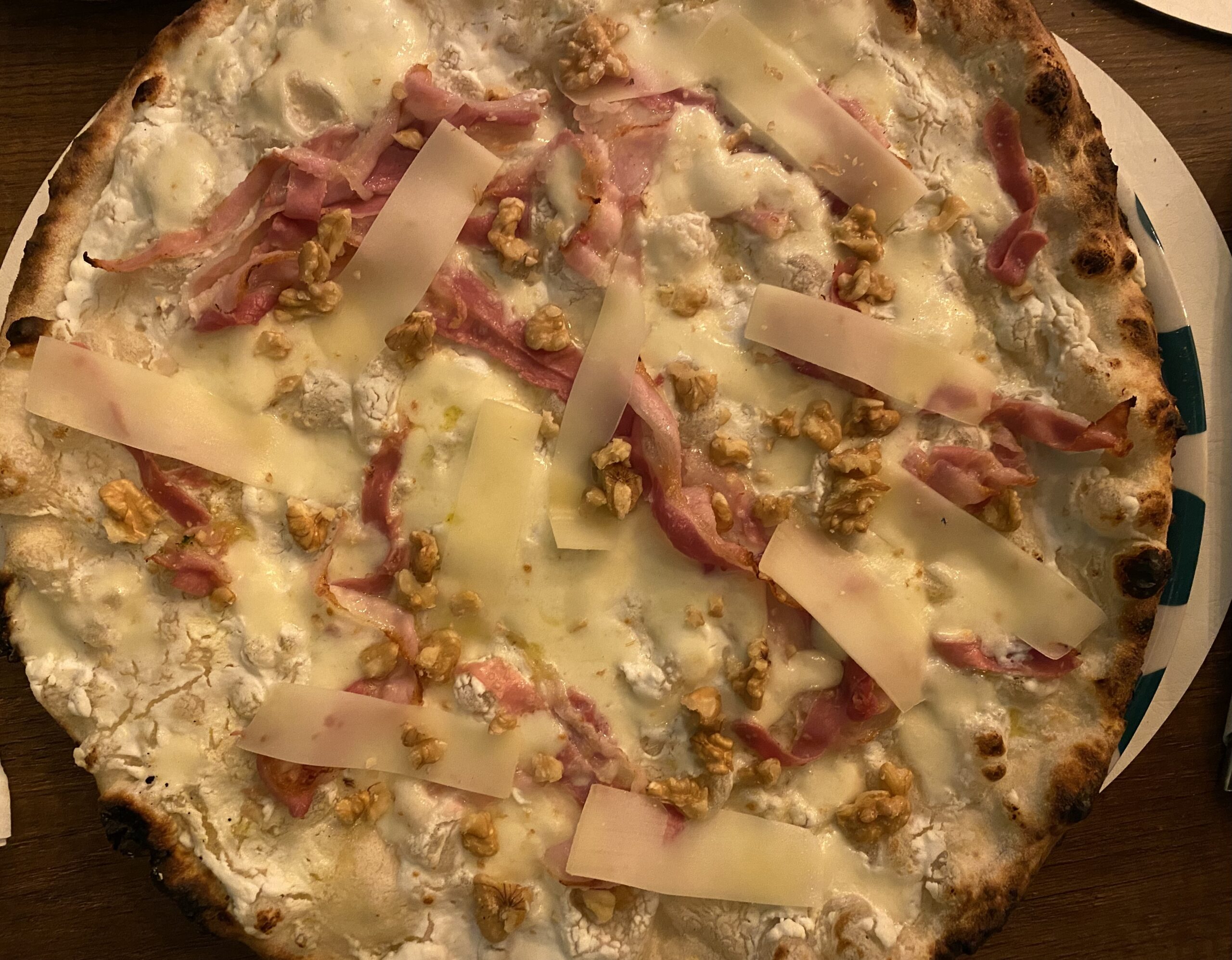 Pizza-Monachella-Ricotta-pancetta-paesana-fior-di-latte-noci-provolone-del-Monaco-DOP-basilico-olio-EVO