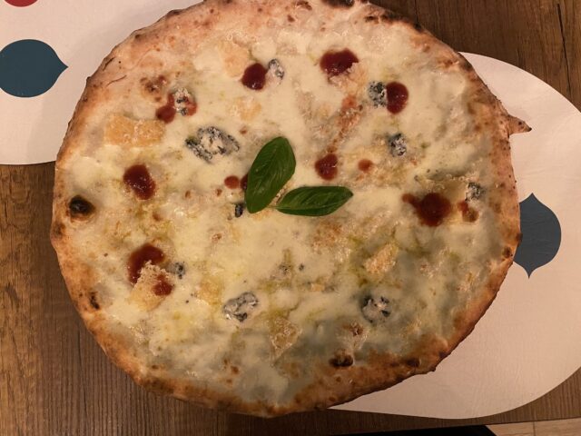 Pizza-Quattro-formaggi-Fior-di-latte-formaggio-erborinato-Blu-di-Pecora-Conciato-Romano-PSF-chips-di-Grana-Padano-confettura-di-pomodoro-San-Marzano-basilico-olio-EVO