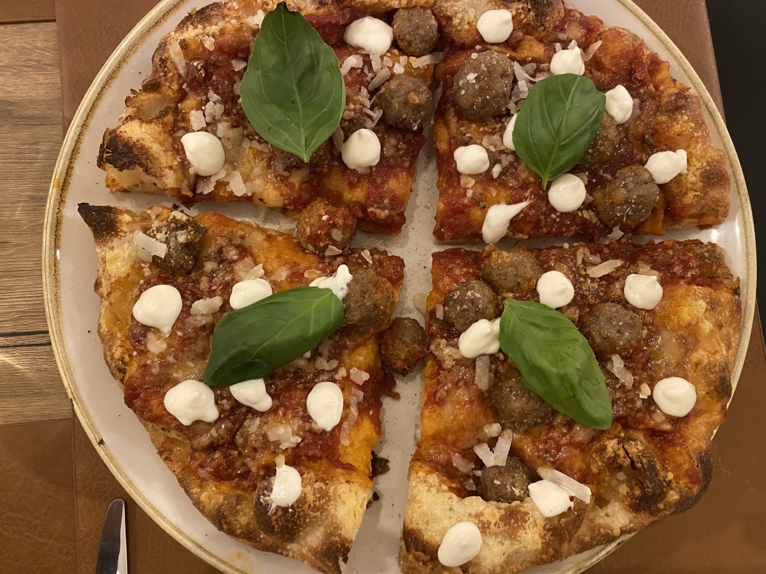 Pizza-tre-cotture-Montanara-2.0-con-ragu-s-alsa-al-parmigiano-polpettine-e-basilico