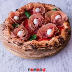 Pomodo' Pizza Anto DOC, Pomodoro campano bio, all’uscita prosciutto crudo di Parma , bocconcini di bufala , basilico e olio evo