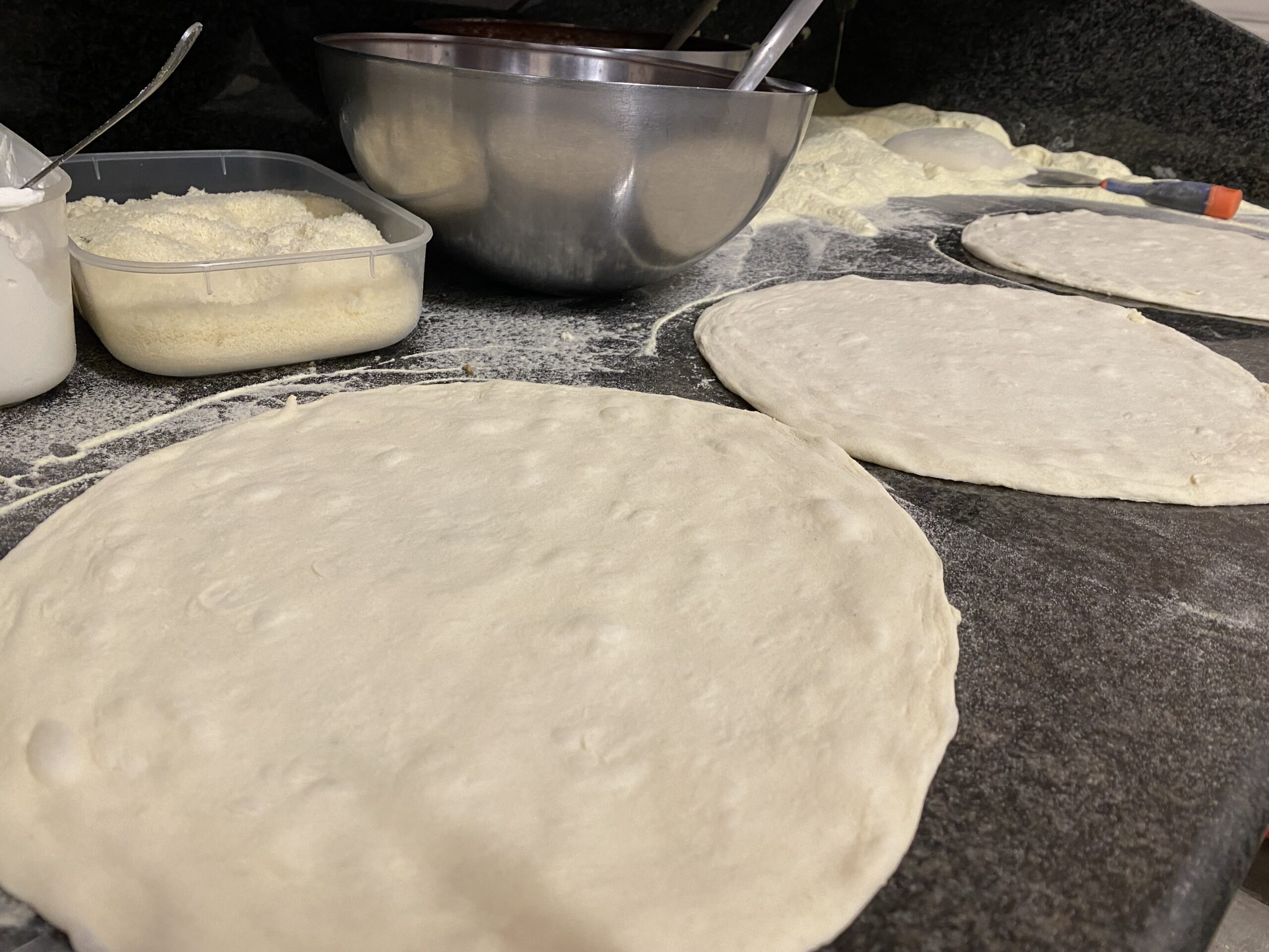 Stesura-della-pizza-Casa-Giglio-Pizzeria