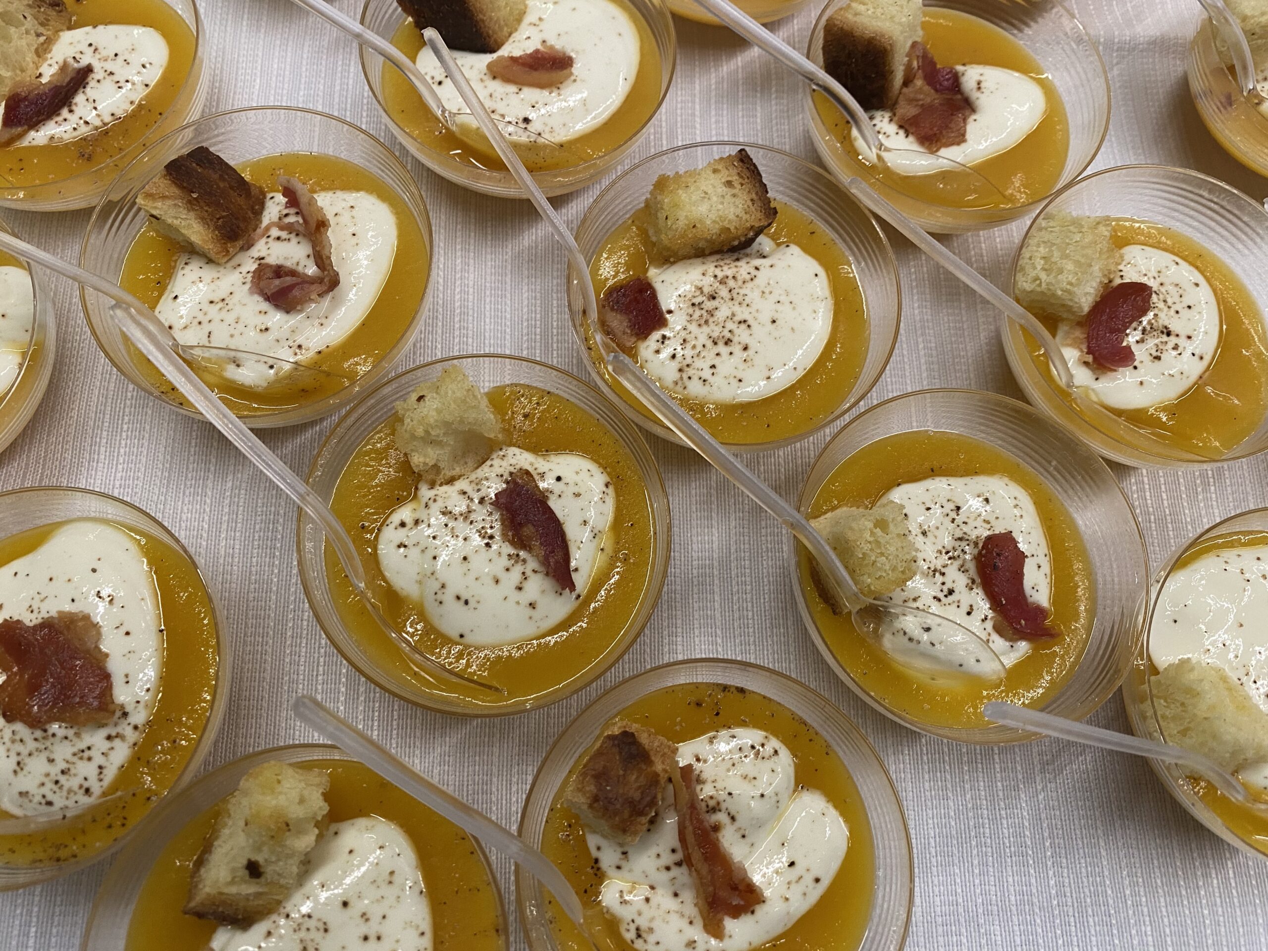 Vellutata-di-pomodorini-gialli-Cosi-̀-Com'è-con-fonduta-di-pecorino