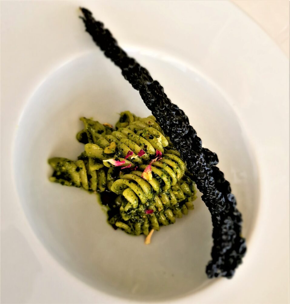 da gregorio - fusillone con pesto di cavolo nero saltato in padella e nocciole tostate dei monti cimini