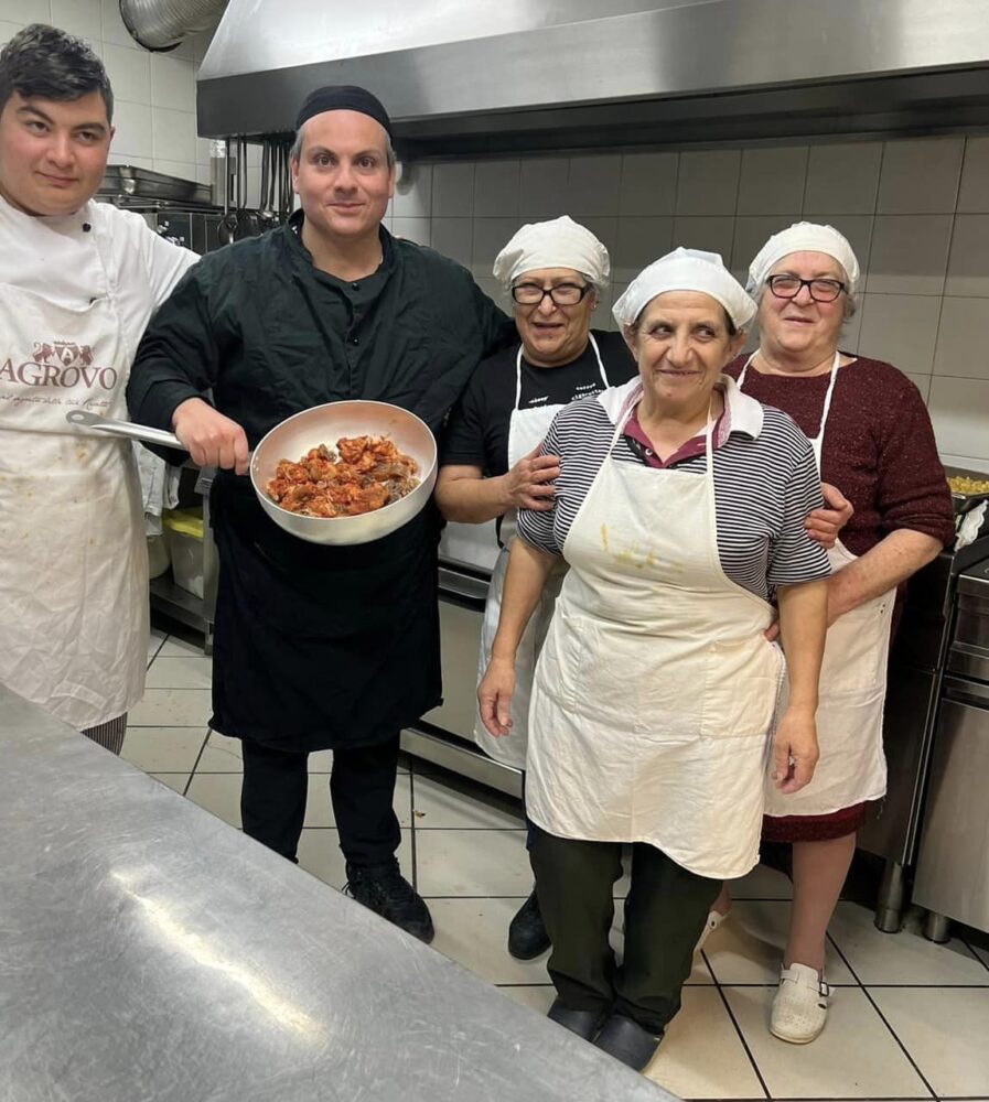 I Moresani, Festa al maiale, Marco con la squadra in cucina