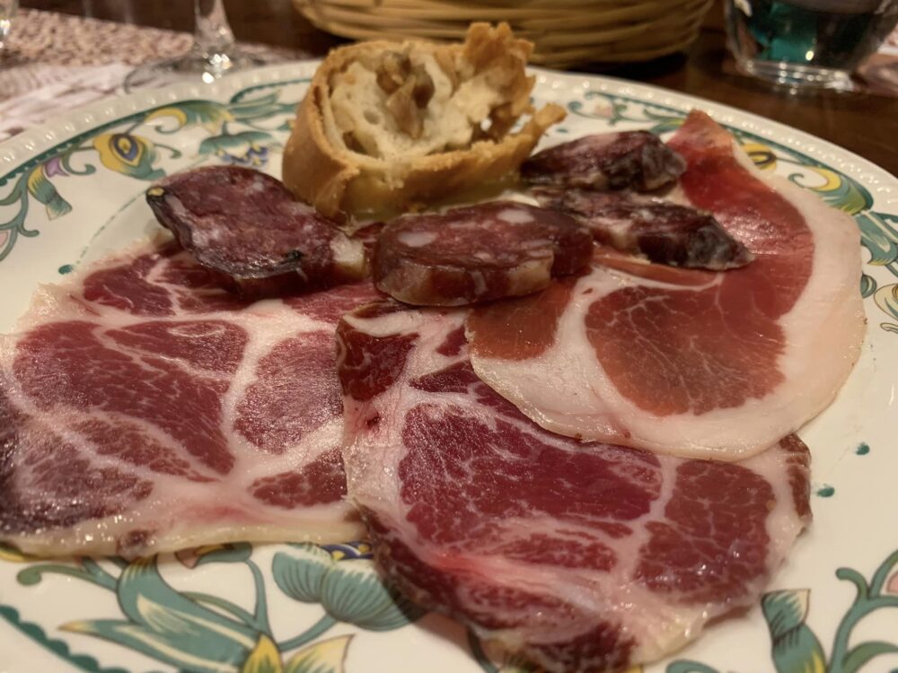 I Moresani, Festa al maiale, i salumi con pane ai cigoli