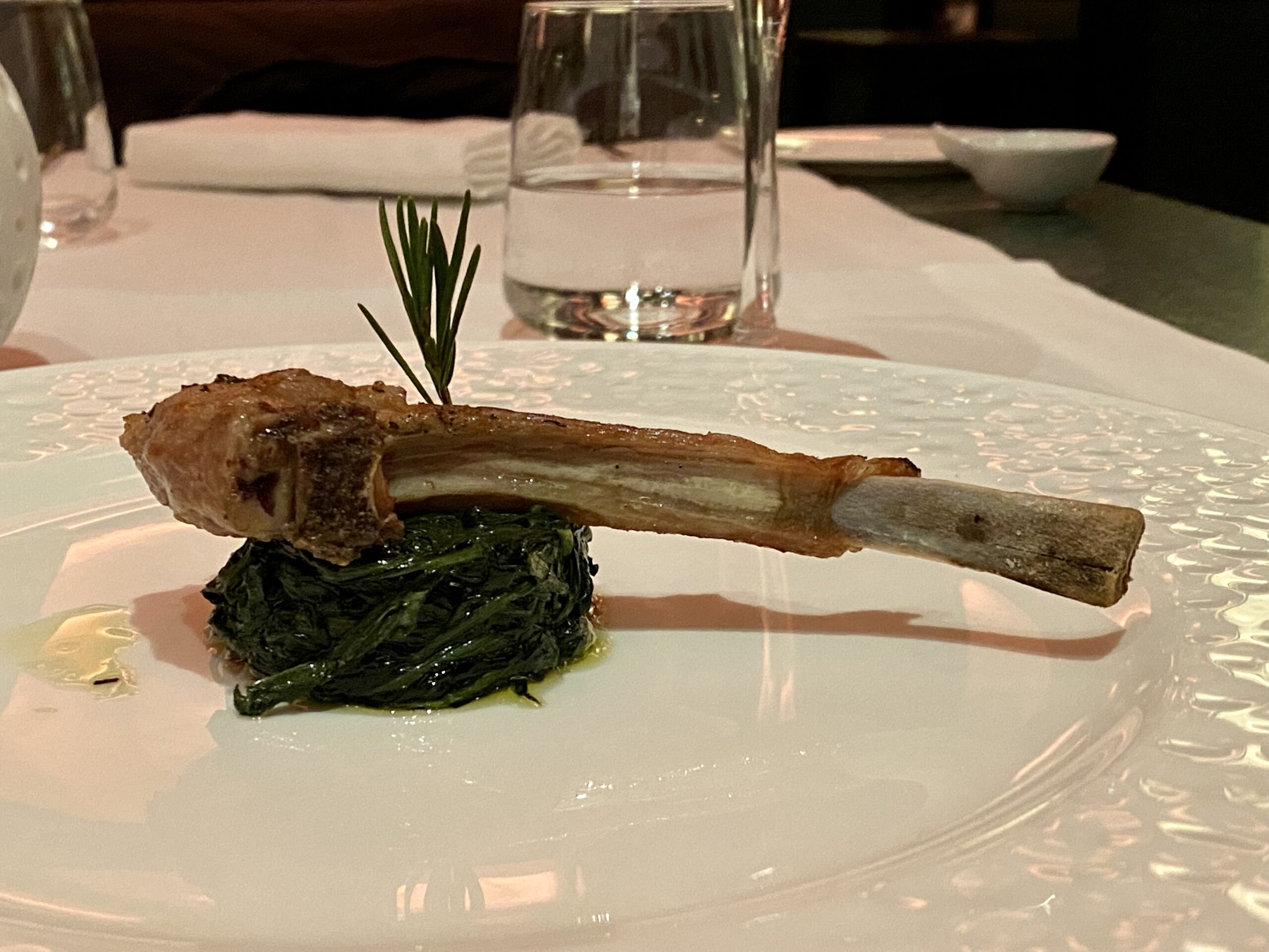 Costoletta-di-agnello-scottadito-con-cicoria-picante