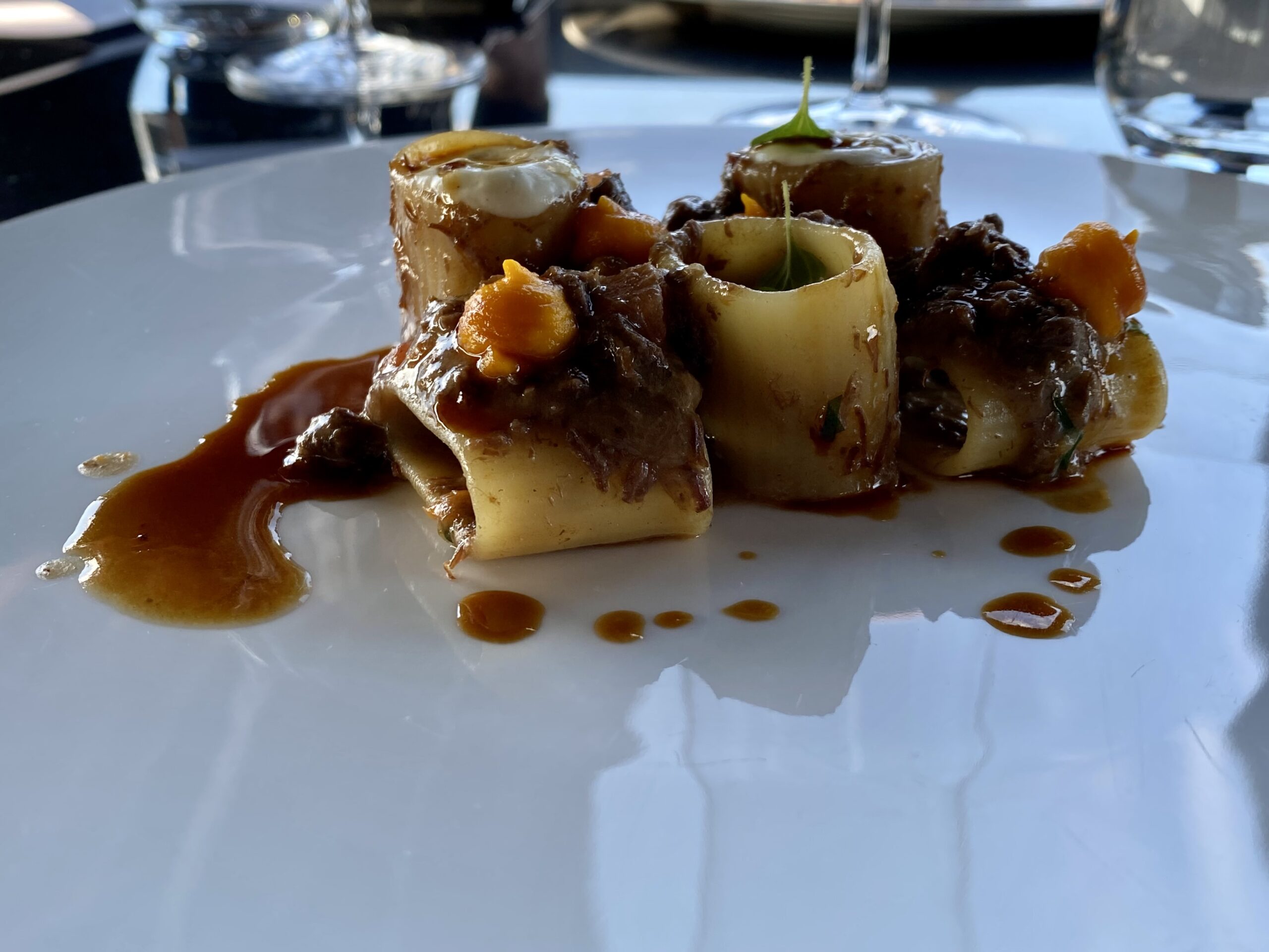 L-PACCHERO-AL-RAGU-DI-PODOLICA-CON-SI-FONATA-DI-PROVOLA-E-CAROTA-AFFUMICATA-manzo-cipolla-sedano-carotepomodoro-vino-latte-provola-sale-oliopepe