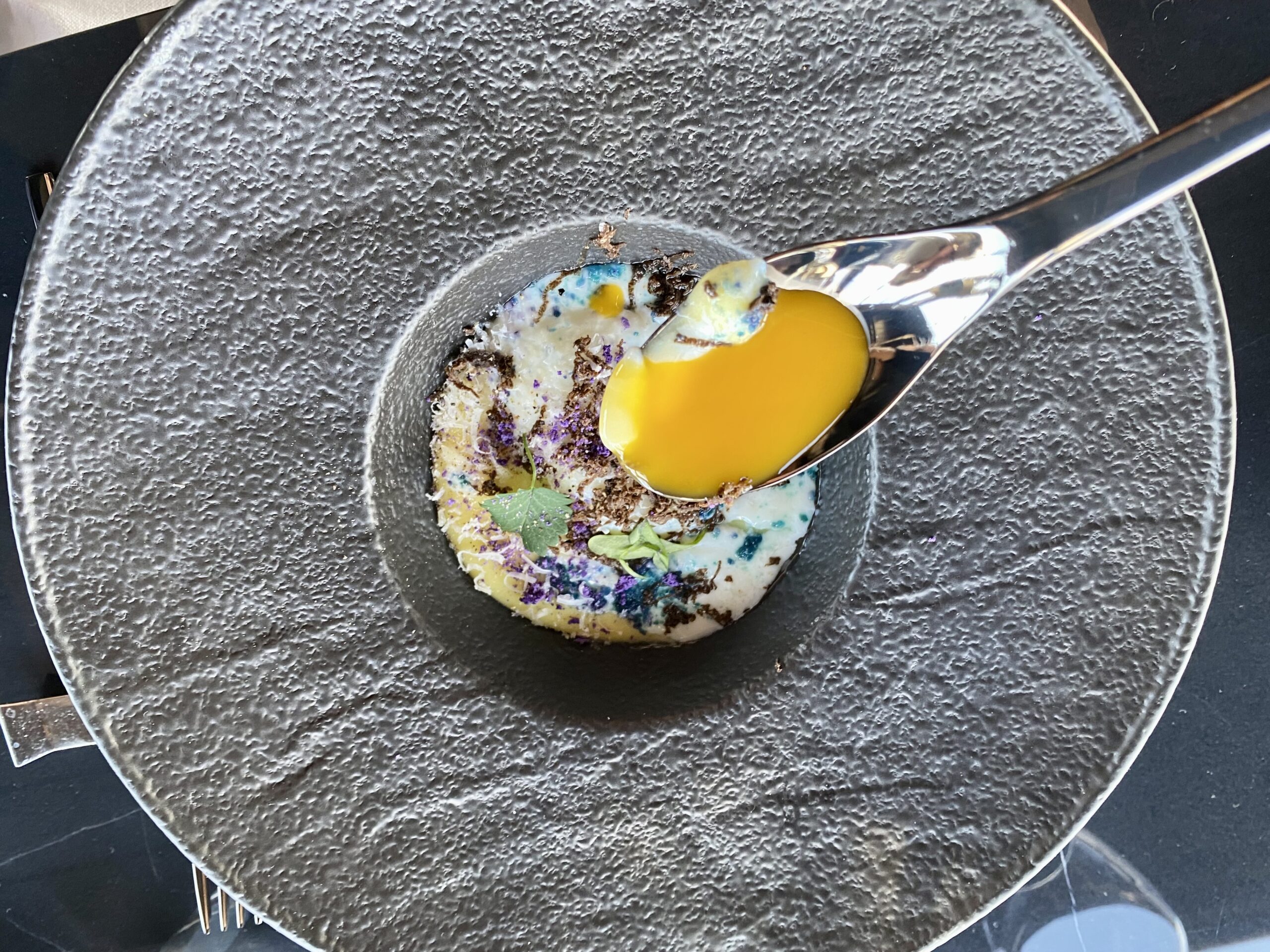 LUOVO-MOLLE-uova-fresche-bio-patate-parmigiano-vacche-rossetartufo-zafferano-olio-sale-pepe