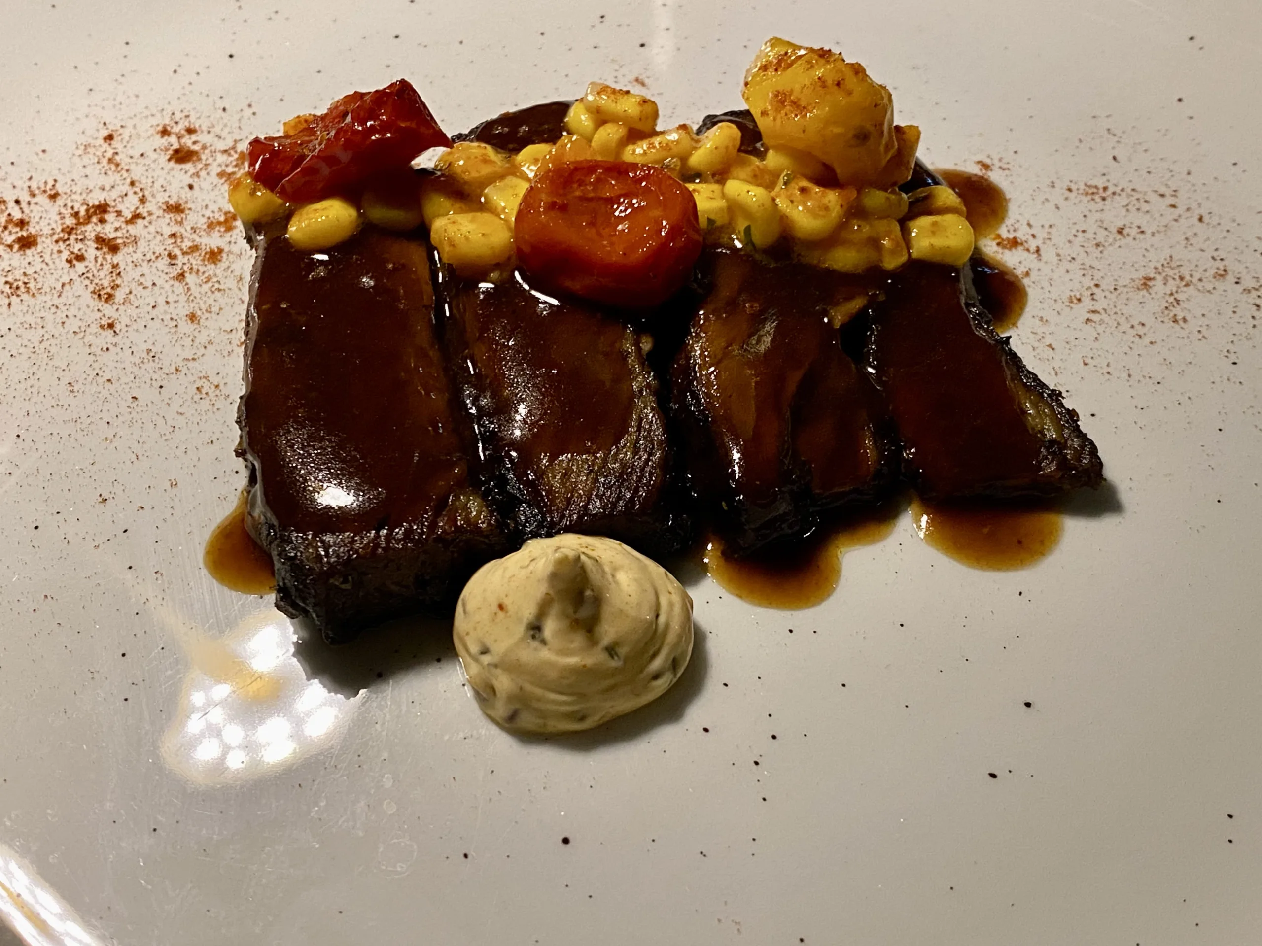 Maialino-laccato-composta-di-mango-e-chimichurri