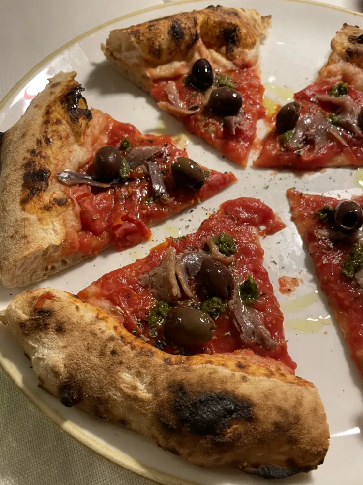 Pizza Marinara- pomodoro, aglio, sarde di lago, origano di Salina e olive