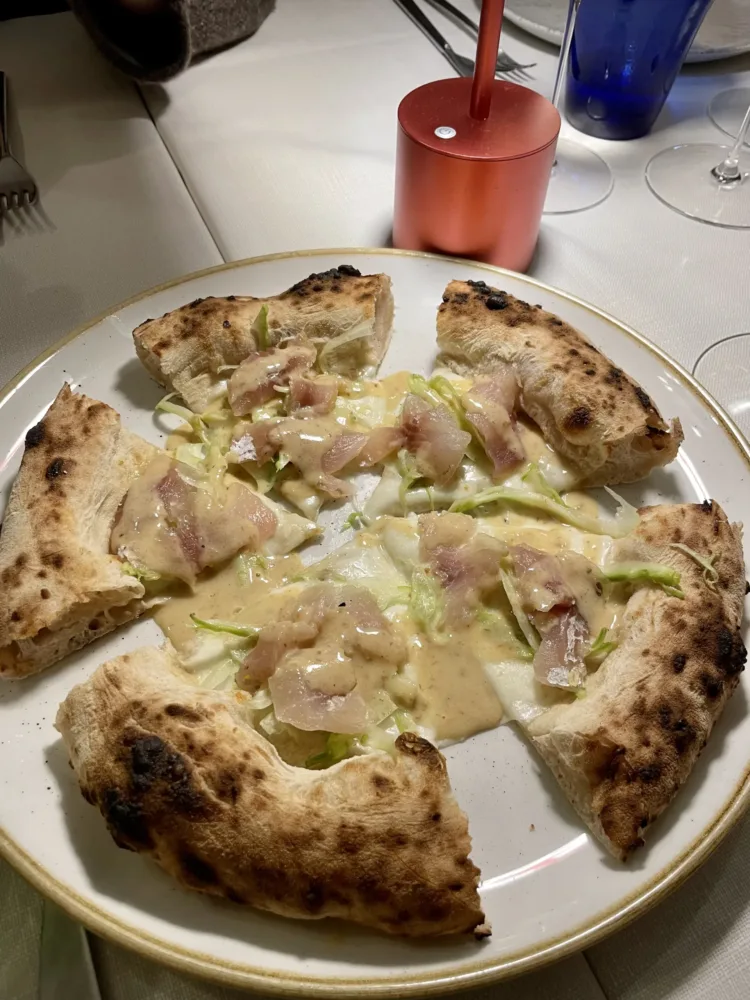 Pizza Vittoria Alata con coregone, puntarelle e burro alle sarde di Monte Isola