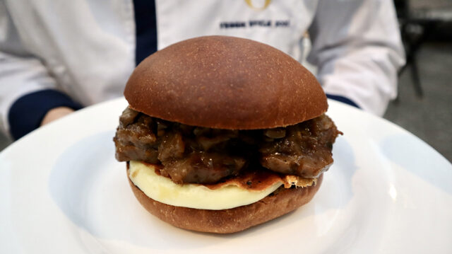 Panino con seitan ai funghi trifolati Logrò, caciocavallo arrosto e cipolla alifana - Valerio Valente