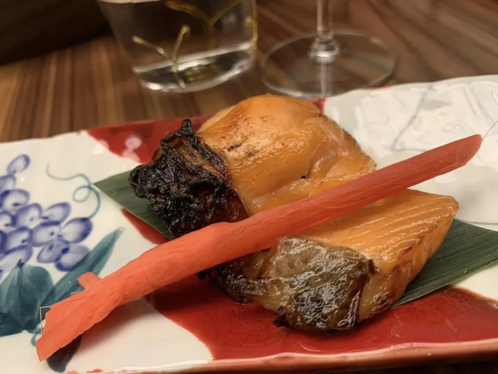Kohaku Roma, salmone marinato e cotto sui carboni