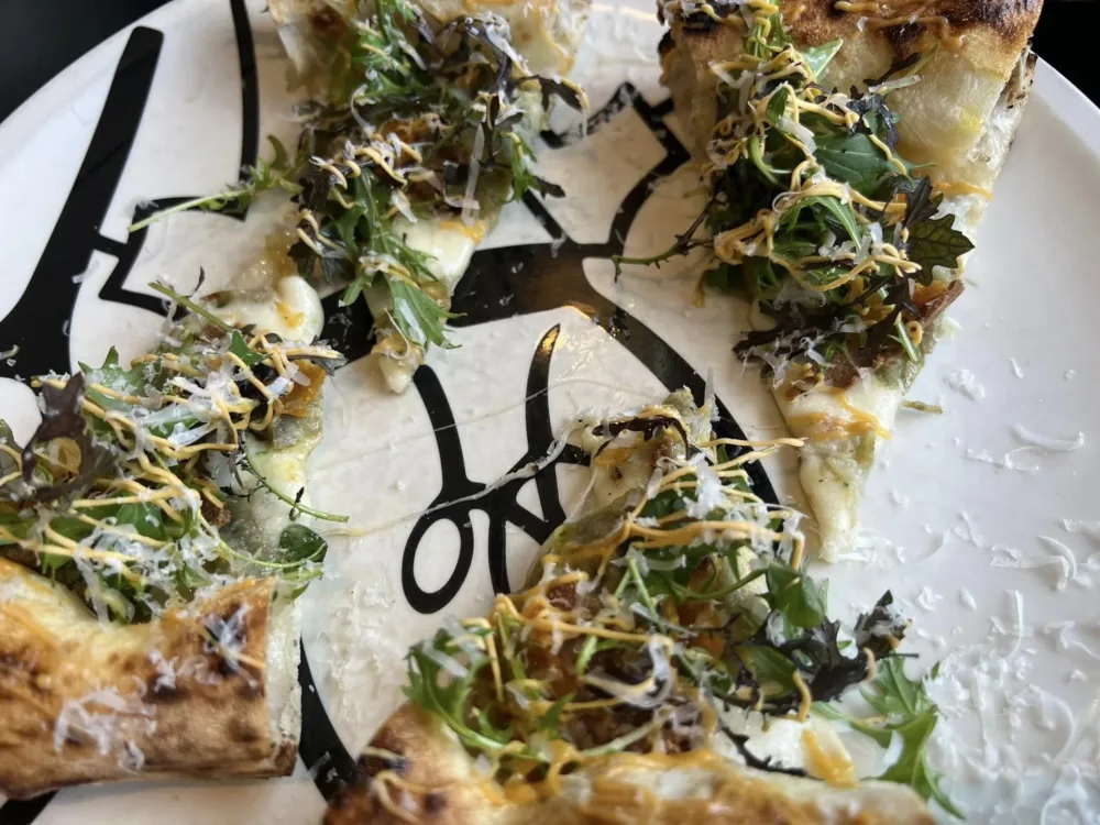 Seu Pizza Illuminati - Omaggio a Vito Senes, produttore di bottarga sardo - carciofo, due bottarghe tonno e muggin, misticanza