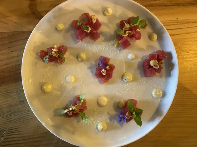 Carpaccio-di-manzo-cotto-al-vapore-e-affumicato-mandorle-maionese-al-Mojito