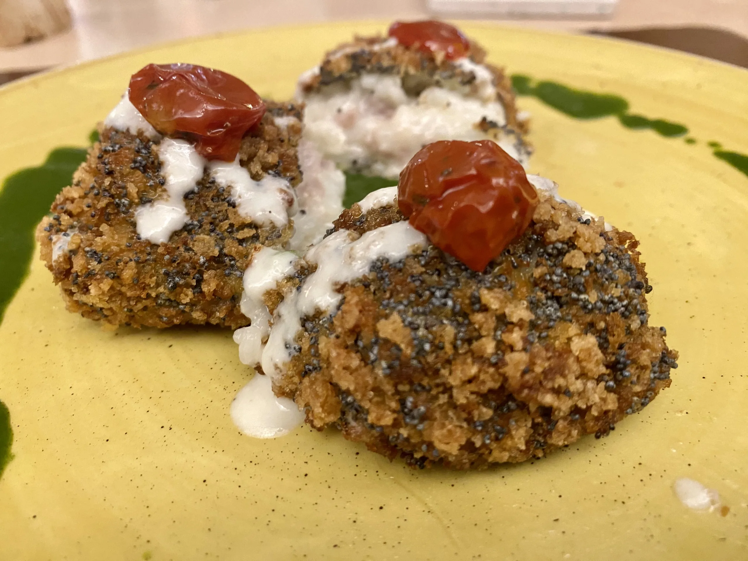 Casa-Nostrum-Hosomaki-partenopeo-in-panko-e-semi-di-papavero-con-salsiccetta-irpina-provola-e-salsa-di-friarielli