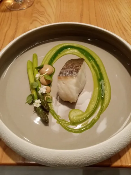 La locanda di Nonna Rosa - Baccalà cotto a bassa temperatura, crema di piselli, asparagi, maionese all'aglio nero fermentato