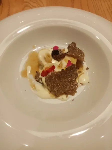 La locanda di Nonna Rosa - Tortelli di baccalà mantecato, salsa al parmigiano e tartufo nero