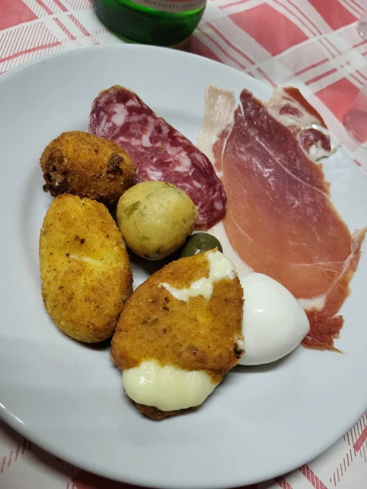 NENNELLA - L'antipasto con fritti, salumi e mozzarella