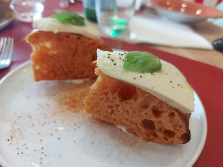 Nanninella, padellino con impasto alla polvere di pomodoro con provola affumicata e pepe