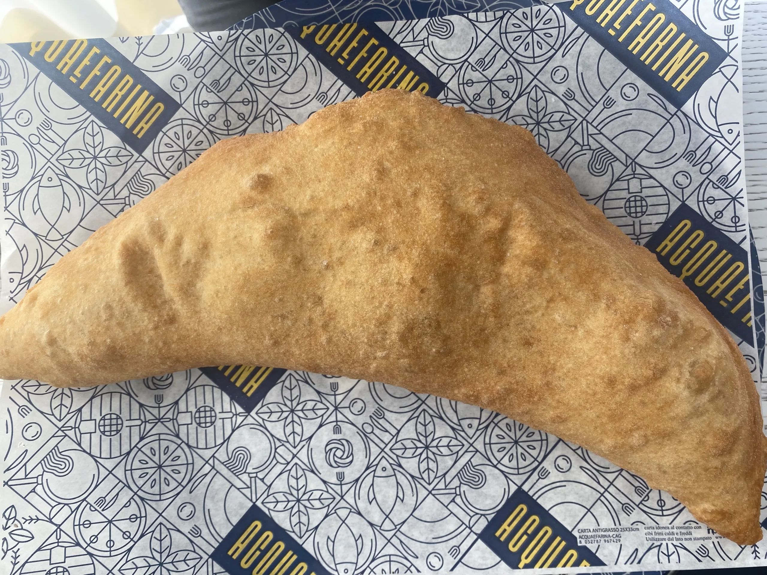 Pizza-fritta-Salame-ricotta-di-bufala-campana-DOP-provola-affumicata-di-Agerola-salame-napoletano-pepe