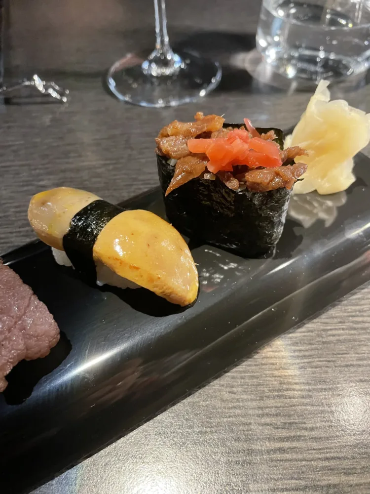 Sushi Kaiseki con foie gras,nigiri con hida wagyu, gunkan con alga nori e carne di wagyu sfilacciata