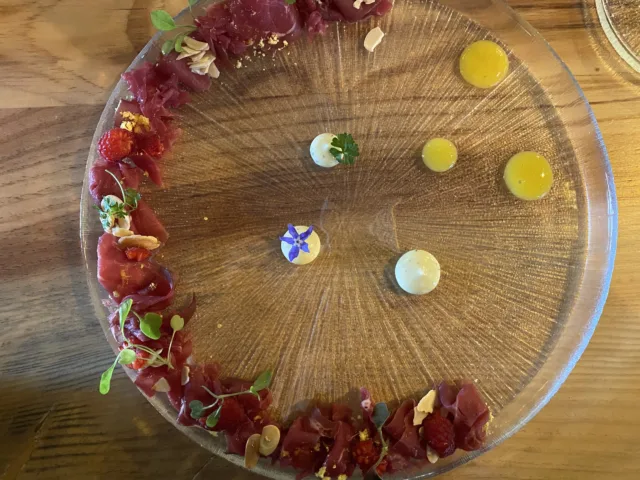 Tartare-di-tonno-rosso-misticanza-al-limone-yogurt-e-maionese-al-mojito