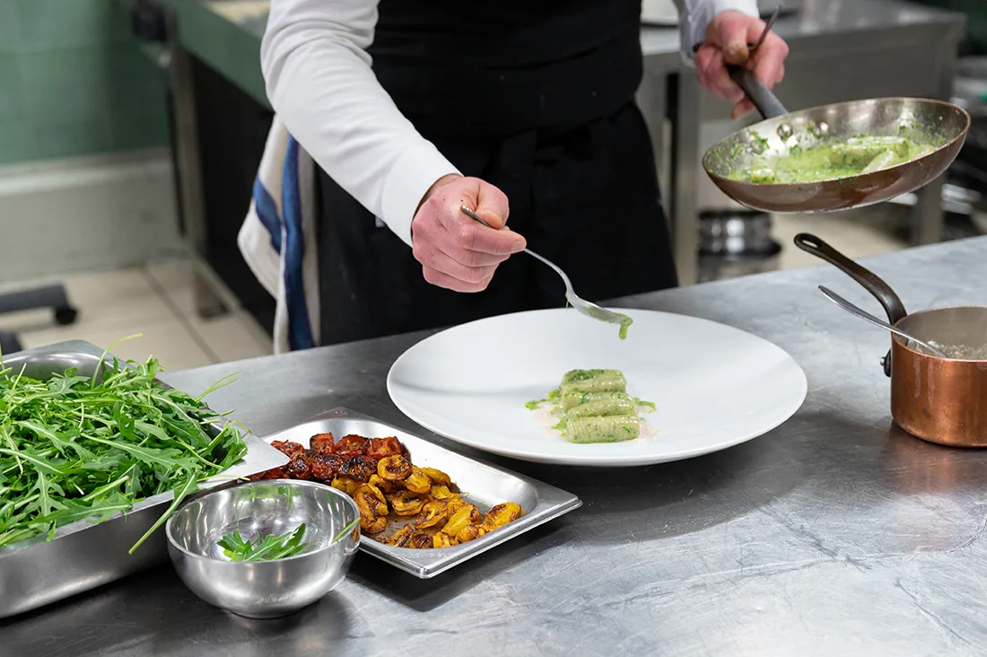 Gnocchi di patate con pesto di rucola e salsa alle noci